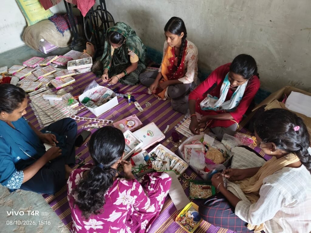 खेती के साथ राखी बना रहीं सढ़ौली की महिलाएं, हुनर से बढ़ा रहीं परिवार की आमदनी