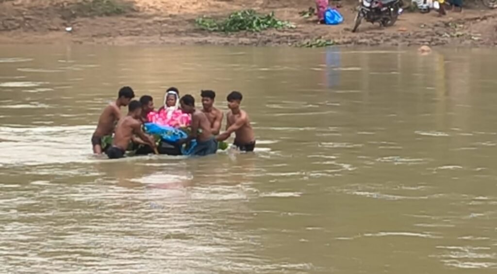 सिस्टम की नाकामी: उफनती नदी में ट्यूब के सहारे मरीज को कराया पार, 8 दिन से थी बीमार