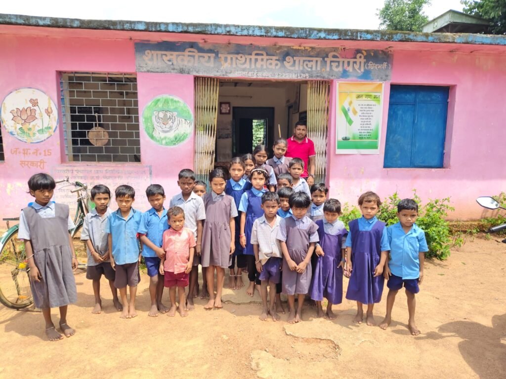 7 साल से बिना मानदेय बच्चों को पढ़ा रहा दिव्यांग बिमल, अब तक सरकार और विभाग दोनों बेखबर