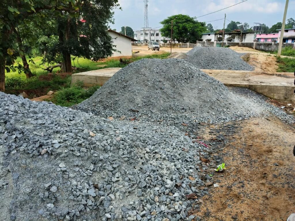 सड़क पर डस्ट डालकर भूला विभाग, राहगीरों की बढ़ी परेशानी