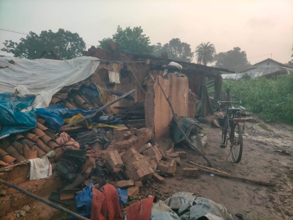 मैनपुर में बारिश बनी आफत: सोते परिवार पर भरभराकर गिरा मकान, 4 घायल; बाढ़ के बीच खाट के सहारे पार कराई नदी
