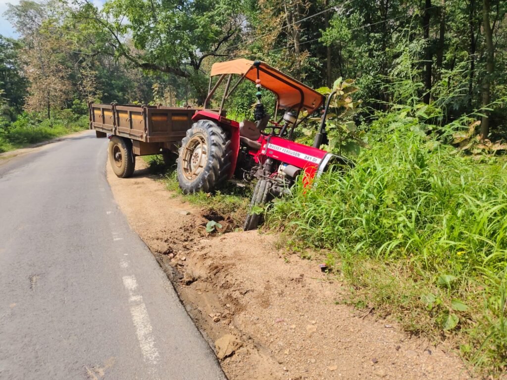 NH-130C: किनारों पर जानलेवा गड्ढे, आज पलटते-पलटते बचा ट्रैक्टर; घने जंगलों के बीच संकरी सड़क बनी ‘डेंजर जोन’