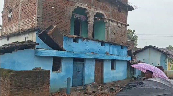 गरियाबंद ब्रेकिंग: भारी बारिश से मकान का छज्जा गिरा, बड़ा हादसा टला