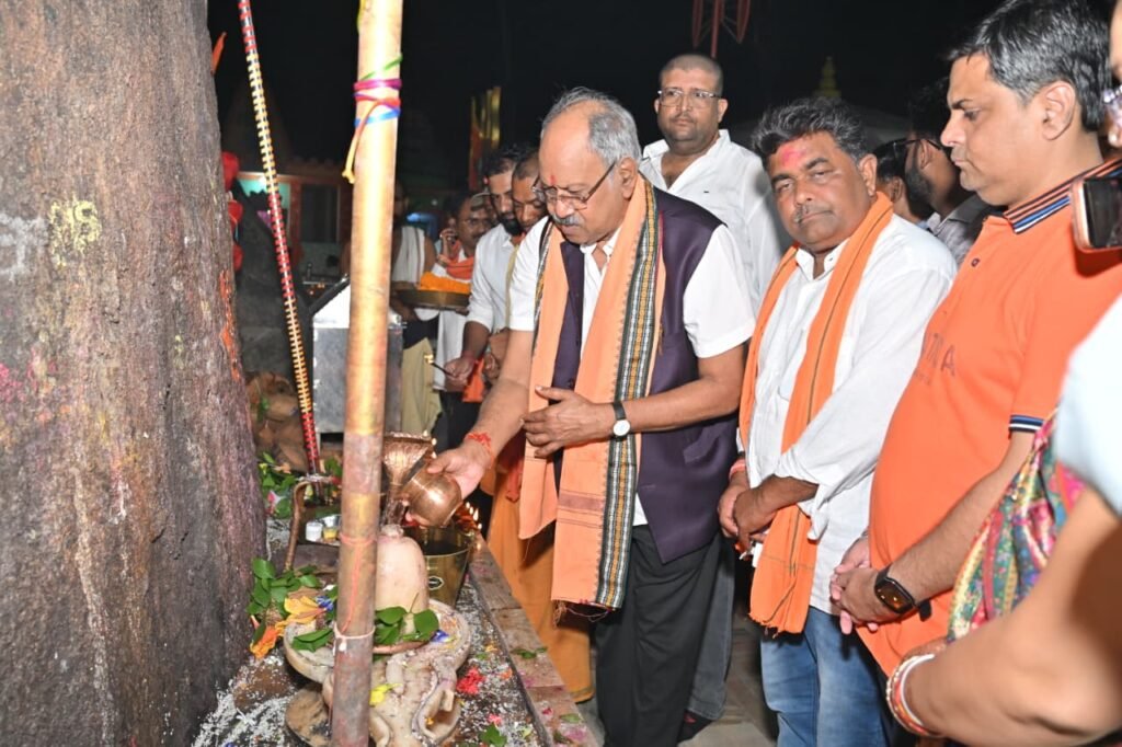 25 हजार दीपों से जगमगाया भूतेश्वरनाथ धाम, ‘आशीर्वाद का दीया’ में उमड़ी जनभागीदारी