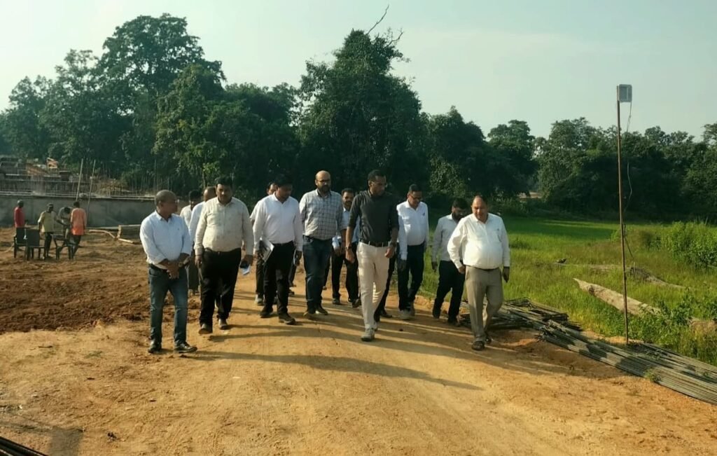 गरियाबंद में निर्माण कार्यों की होगी कड़ी मॉनिटरिंग, PWD सचिव ने सड़कों-पुलों और भवनों का किया निरीक्षण