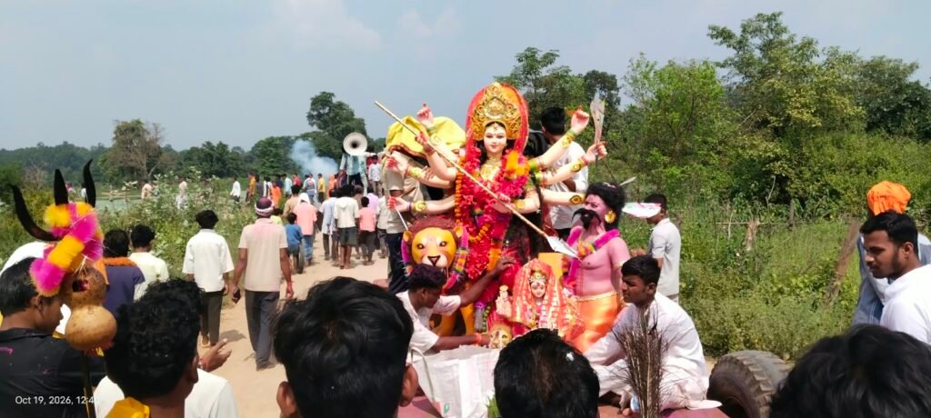 *दर्रीपारा में गाजे-बाजे और जसगीत के साथ मां दुर्गा को दी गई भावभीनी विदाई*