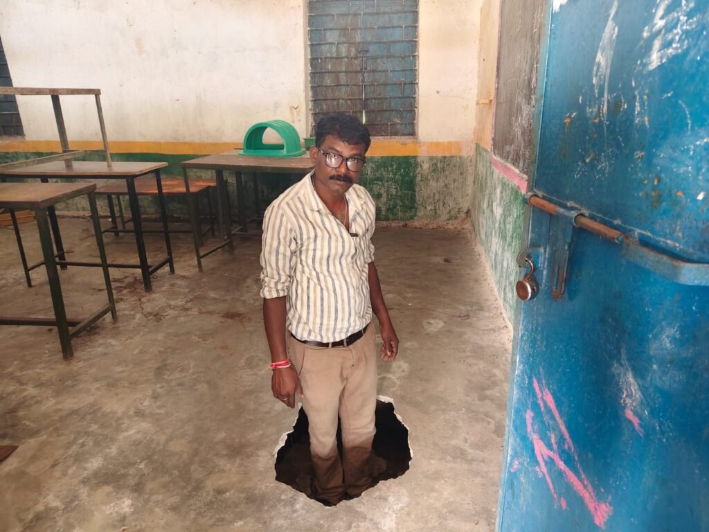 स्कूल के फर्श में बनी बड़ी सुरंग, जर्जर छत के नीचे 162 बच्चे पढ़ने को मजबूर