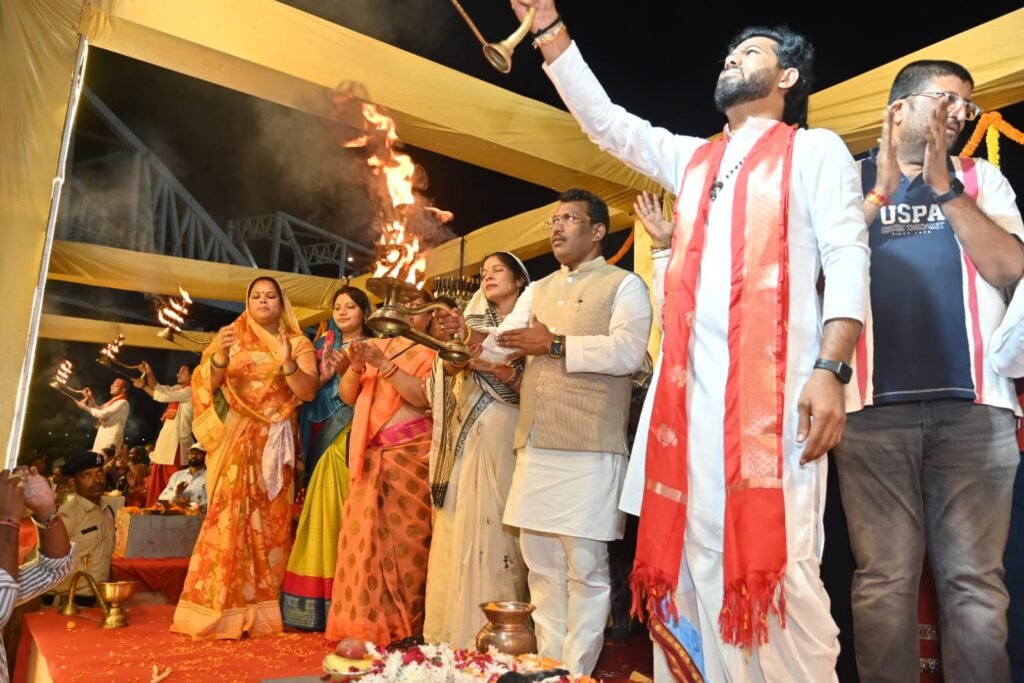 महानदी तट पर गंगा आरती से गूंजा राजिम, आरु साहू के छत्तीसगढ़ी लोकगीतों ने बांधा समां