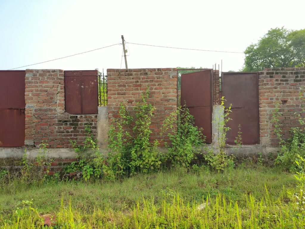 शिक्षा के मंदिर पर किसानों का कब्जा, 4 साल से अधूरा है स्कूल भवन