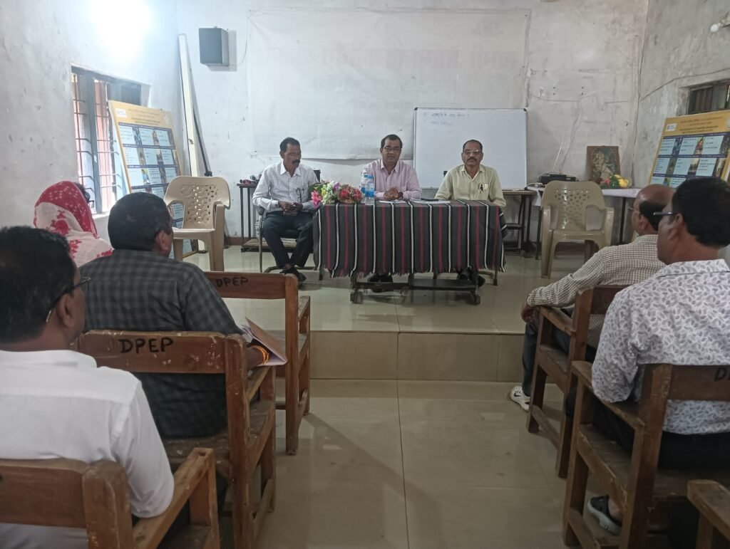देवभोग में शिक्षा की गुणवत्ता सुधारने पर जोर, डीईओ राजेश चंद्राकर ने दिए निर्देश