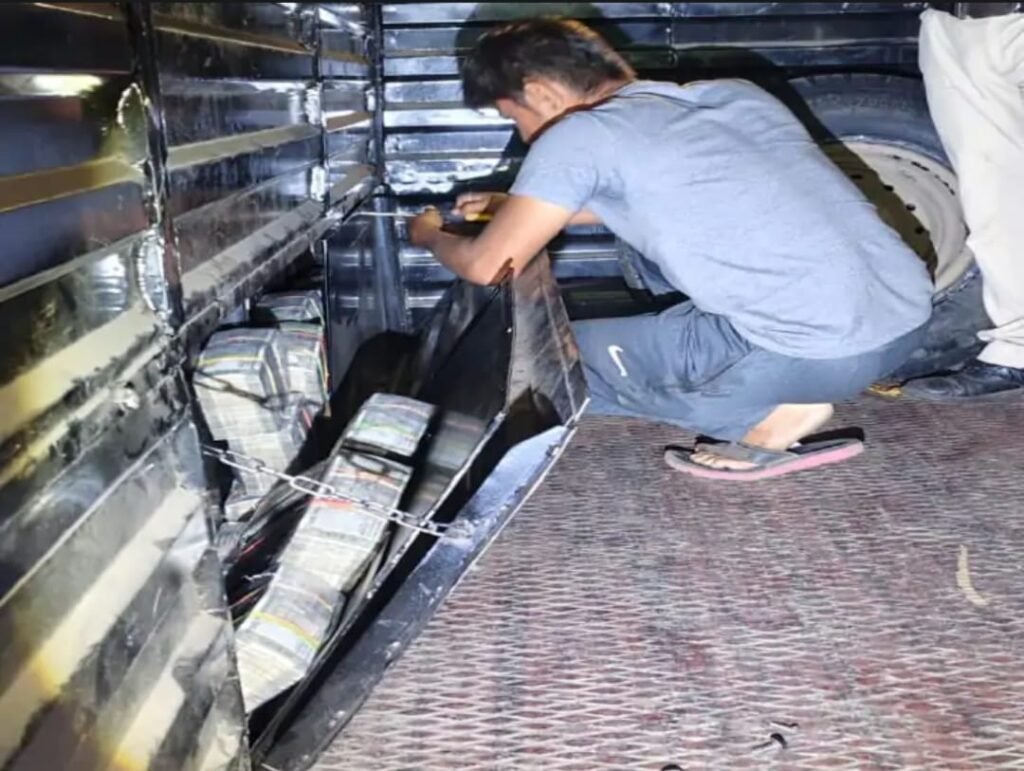 पिकअप के सीक्रेट चेंबर से मिले 4 करोड़ रुपए, रायपुर से नागपुर ले जा रहे थे दो लोग