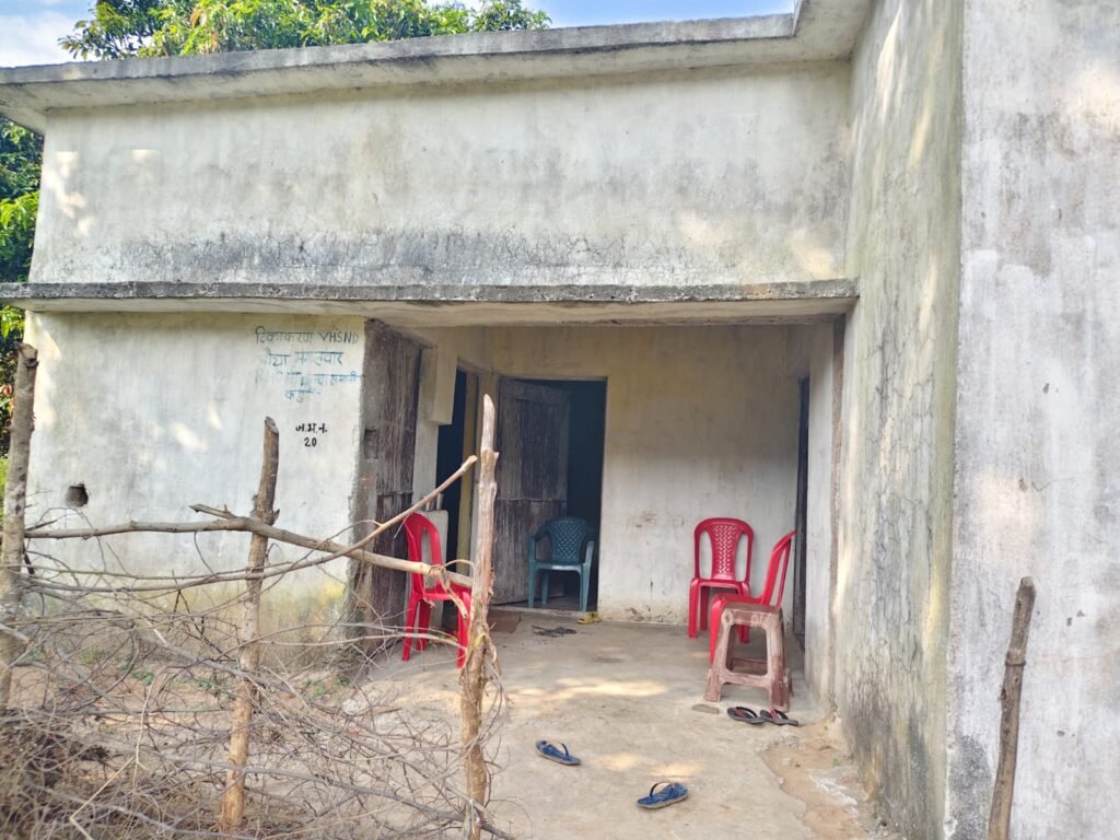 हाथियों का खौफ और सिस्टम की लापरवाही: अधूरी आंगनबाड़ी की छत पर तंबू तानकर जान बचा रहे ग्रामीण, नौनिहालों की सुरक्षा भगवान भरोसे